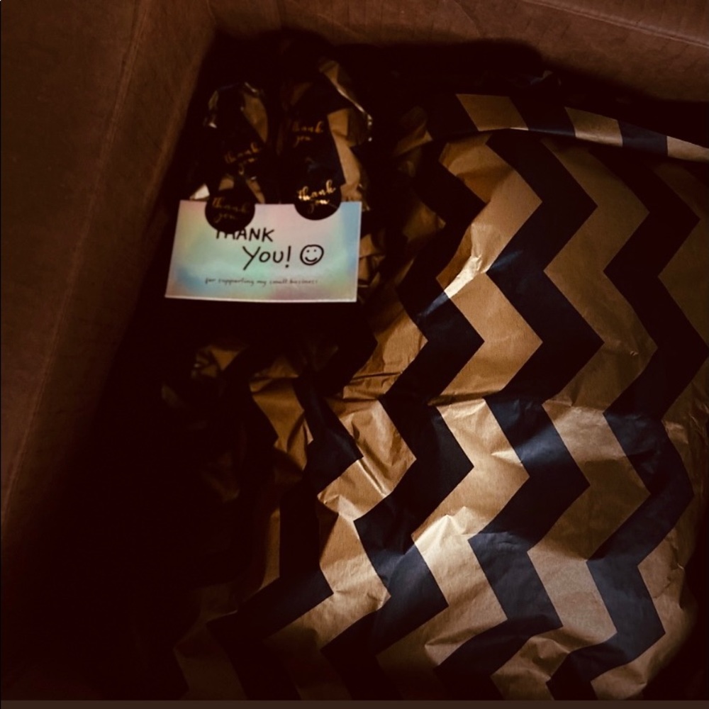 I ship fast 🥰🤩 & give gifts 🎁